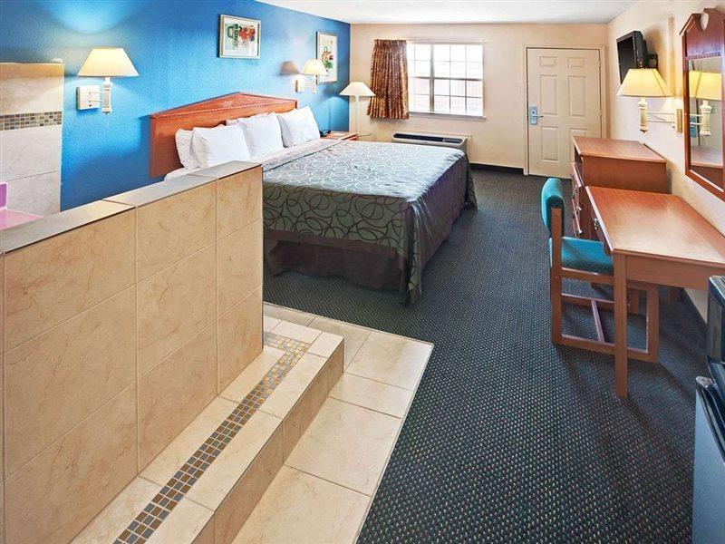 Super 8 By Wyndham Terrell Hotell Eksteriør bilde