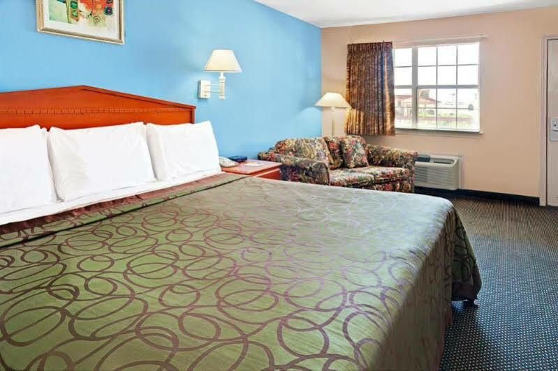 Super 8 By Wyndham Terrell Hotell Eksteriør bilde